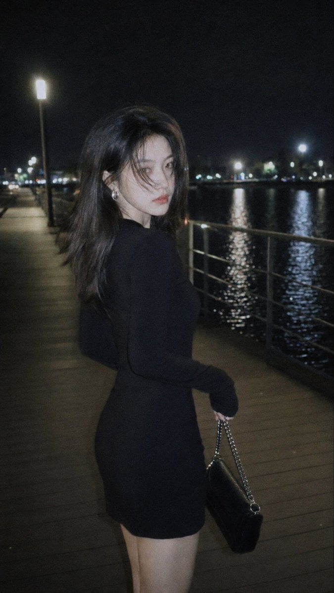 摄影风格：柔光CCD风 写真方向：夜色都市氛围街拍 场景方向：湖边夜间栈道 / 路灯 / 水面倒影 / 栏杆步道 服装方向：黑色长袖修身连…