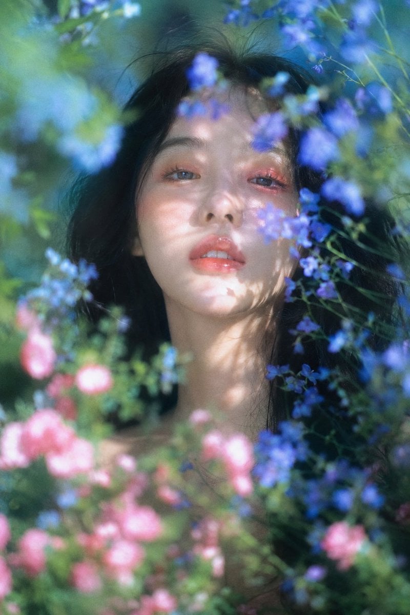 梦幻自然光花园人像，柔焦胶片质感，竖幅近距离肖像构图；年轻女性，muse般的面庞，黑色长发蓬松微乱，面部居中偏上作为主视觉，白皙偏暖象牙肤…