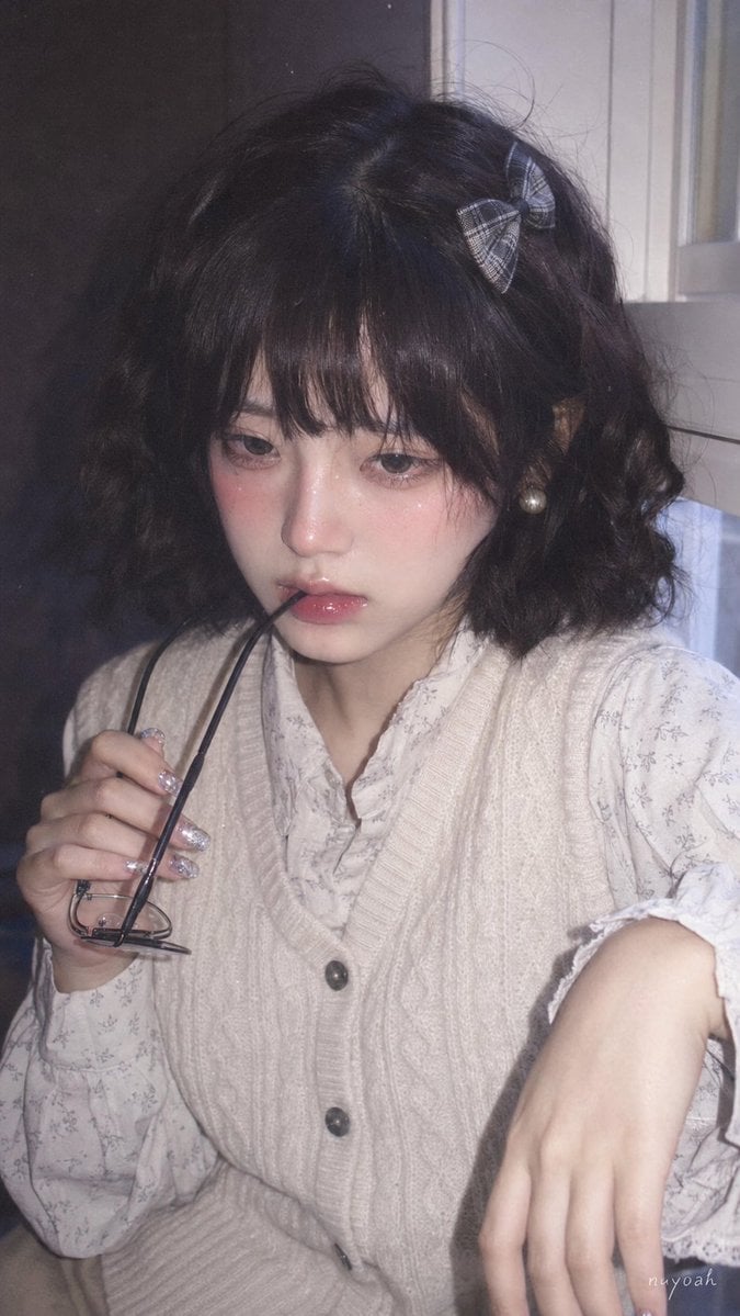 真人摄影、真实人物、日系复古 Pin 图气质的柔焦手机闪光人像，竖幅 9:16，近景半身构图，略高于眼平的正面机位，人物居中偏右，脸部占据…
