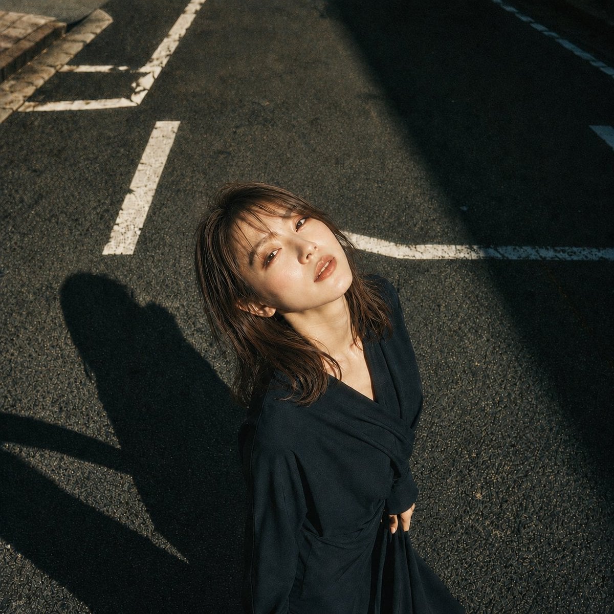 主題：白線と影 人物・表情： 20代女性。明るいアイボリーベージュ寄りの白肌に、ほんのりピンクの血色を含んだ自然な肌質。頬、鼻先、鎖骨に柔…