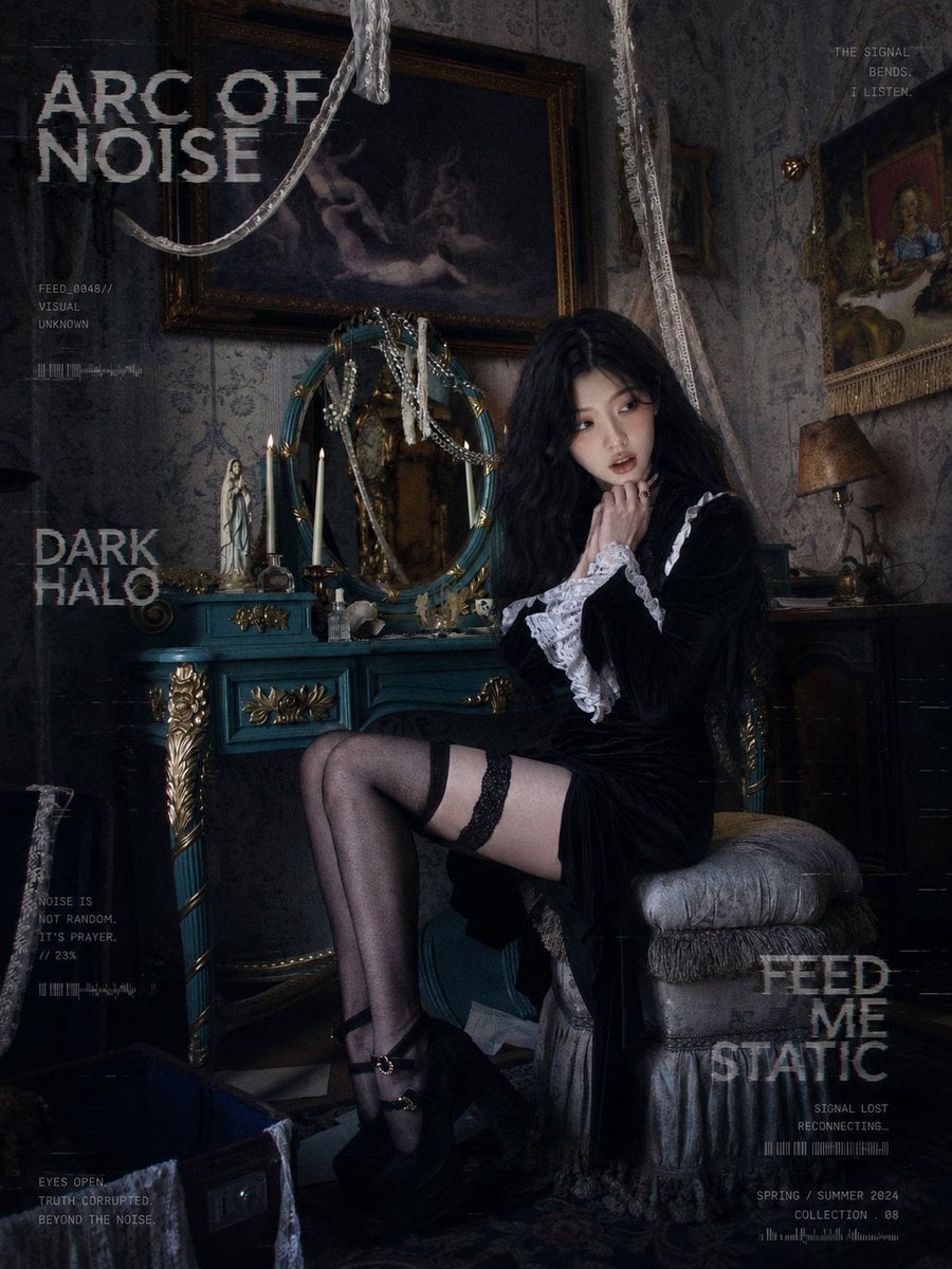 暗黑哥特洛丽塔人像写真，成年女性，黑色丝绒复古女仆裙，白色蕾丝荷叶边袖口与高领，黑色披肩头巾，银色十字架项链，复古戒指，尖形美甲，黑色玛丽…