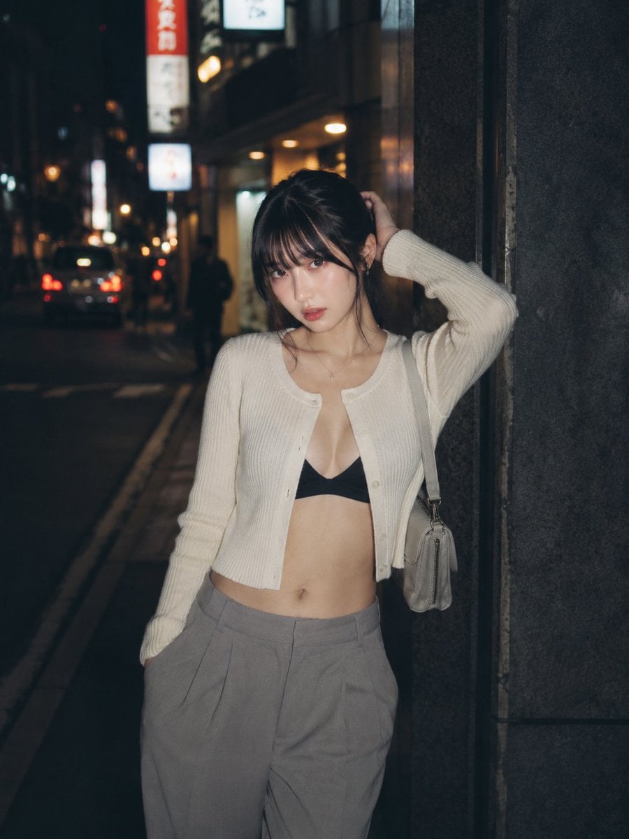 主題：夜路地 人物・表情： 20代女性。幼さのない自然で成熟した雰囲気。黒茶色のミディアムヘアをゆるくまとめ、薄い前髪と顔まわりの後れ毛を…